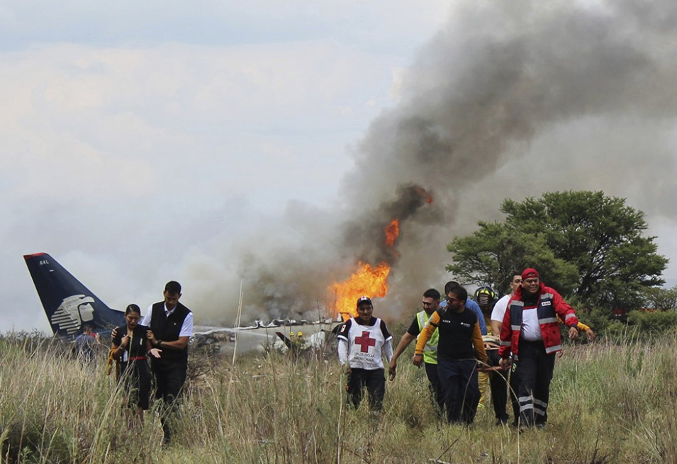 Les images de la protection civile diffusées par les médias montrent un avion au milieu des herbes, la carlingue endommagée, partiellement consumée par les flammes. 