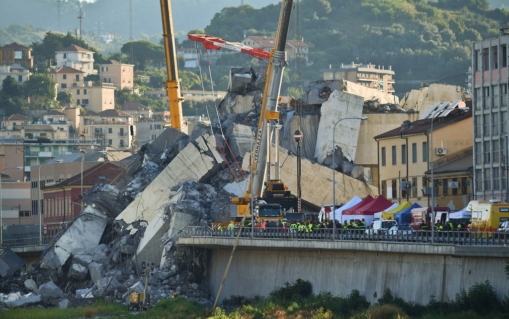 Les sauveteurs ont poursuivi dans la nuit de mercredi à jeudi leurs recherches pour tenter de trouver encore des survivants dans les décombres du pont autoroutier qui s'est effondré à Gênes.