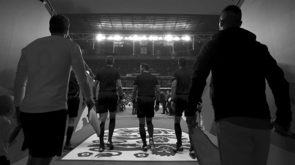 Les images passeront de la couleur au noir et blanc lorsque les joueurs entreront sur la pelouse du King Power Stadium de Leicester, avant de revenir à la normale.