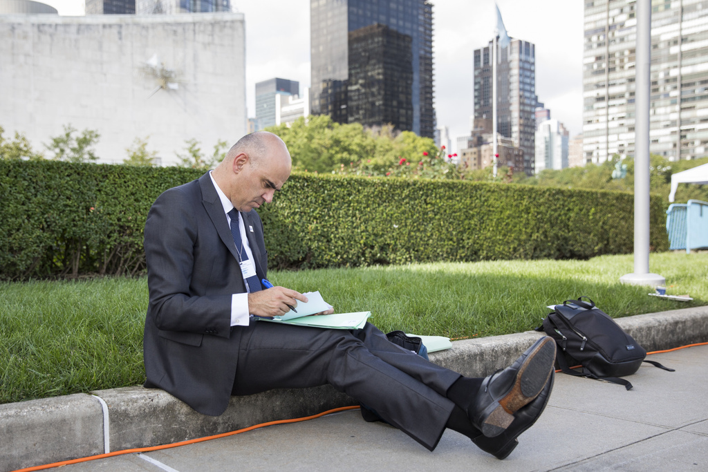 La photo du président suisse, assis sur le rebord d'un trottoir, fait le buzz sur les réseaux sociaux.