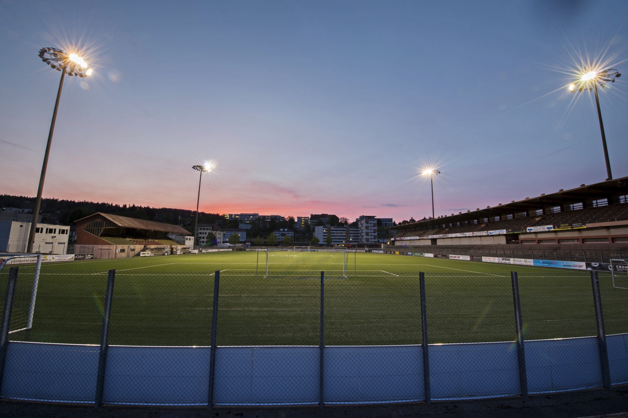 Le terrain principal du stade de la Charrière illuminé avant un soir de match.