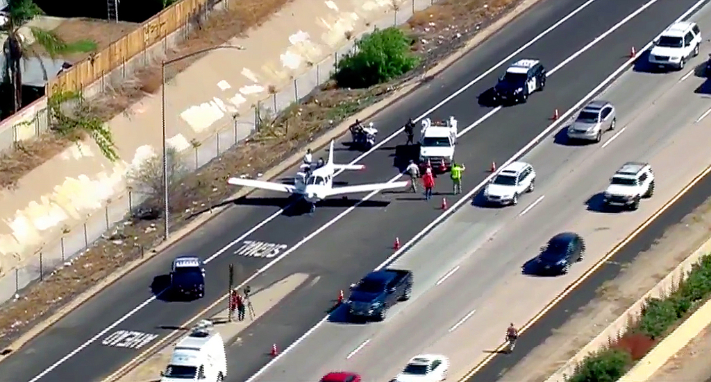 Un avion a été obligé d’atterrir sur l’Interstate 8 à El Cajon en Californie après la perte de puissance du moteur.