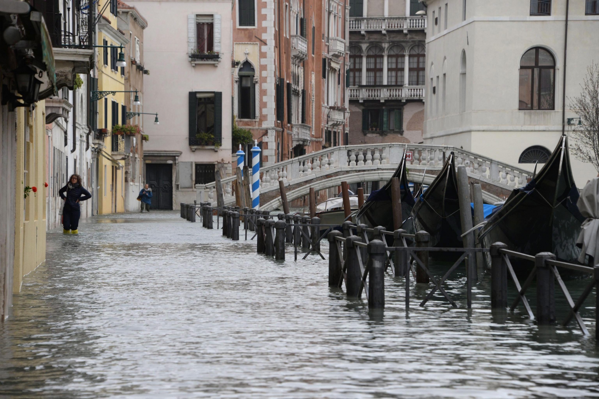 epa07129493 Tourists wander in high water in Venice, Italy, 29 October 2018. The tide reached 149 centimeters above sea level. 70 percent of the historic center is flooded.  EPA/ANDREA MEROLA ITALY WEATHER FLOOD