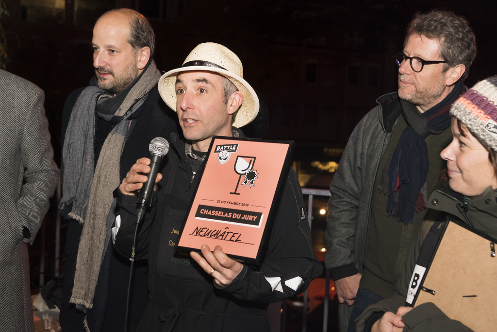 Christian Fellmann et Jean-Marc Jungo ont reçu le premier prix "Chasselas" du jury, des mains du Syndic de Lausanne Grégoire Junod.