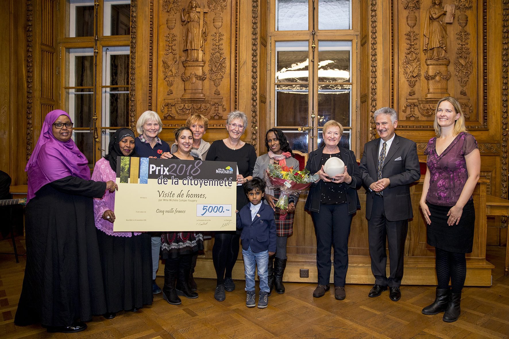 Des bénévoles de Recif ont reçu le prix, doté de 5000 francs, des mains du conseiller communal Thomas Facchinetti.