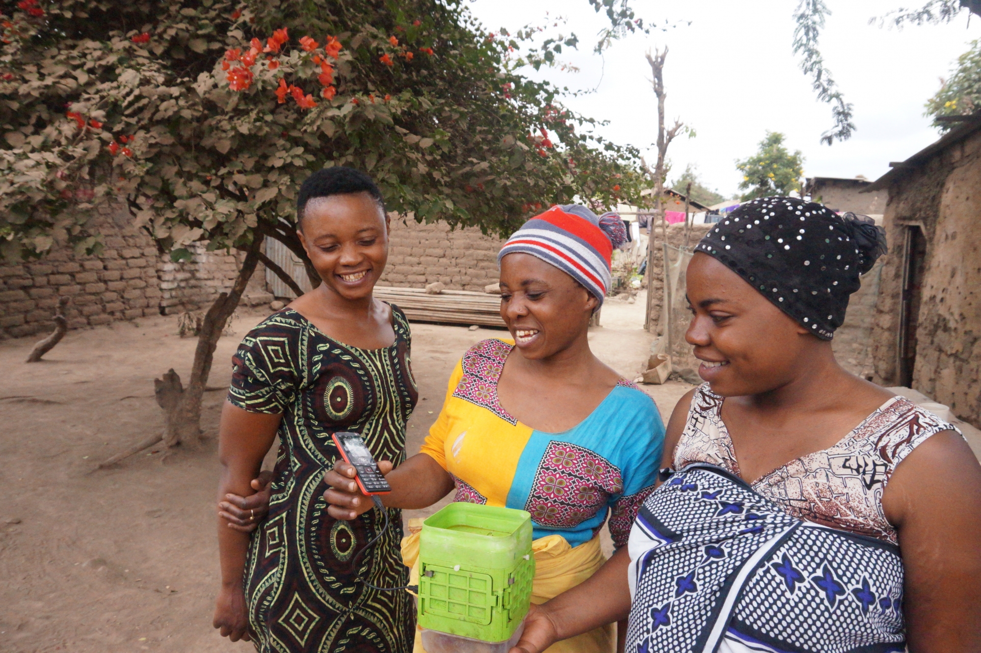 Des femmes testent la batterie hiLyte dans un village de Tanzanie, en 2018.
