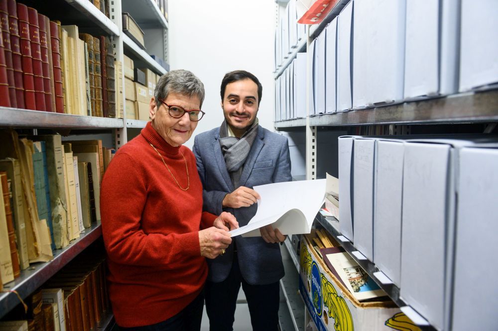 Loyse Renaud Hunziker, militante et ancienne élue, et Oğuzhan Can, secrétaire du Parti socialiste des Montagnes neuchâteloises, consultent les archives déposées à la bibliothèque de La Chaux-de-Fonds.