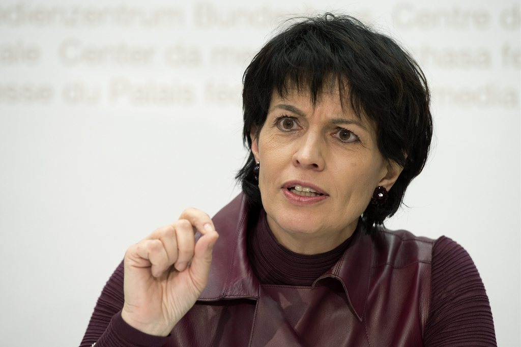 Bundesraetin Doris Leuthard aeussert sich an einer Medienkonferenz zum Staatsvertrag im Flugverkehr mit Deutschland, am Mittwoch 19. Dezember 2012, in Bern. (KEYSTONE/Peter Schneider)