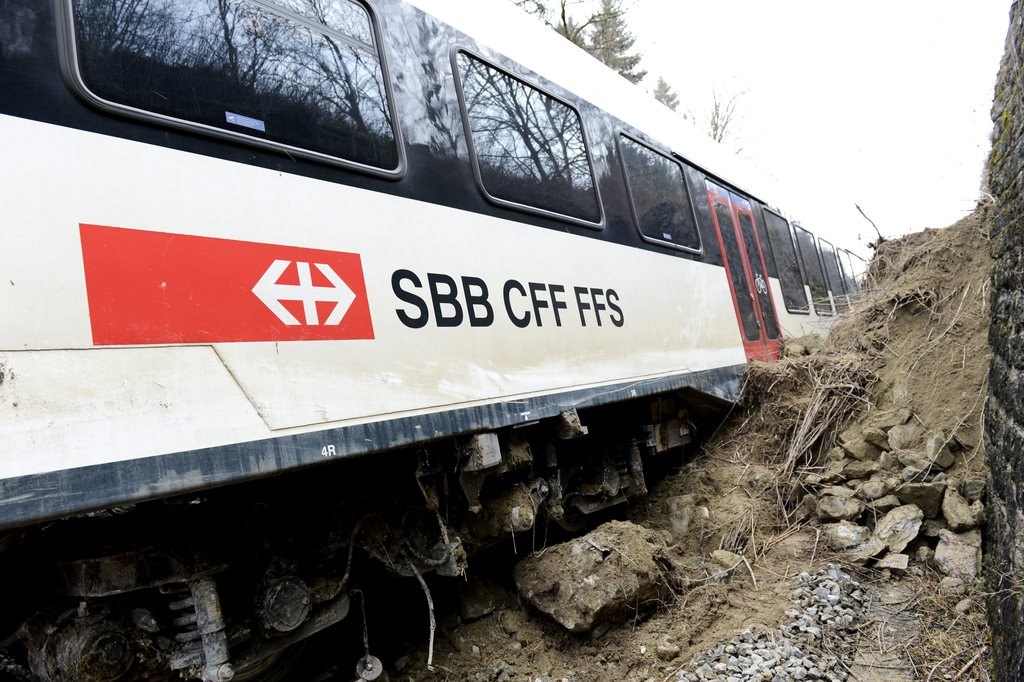 Le train avait déraillé le 2 février dernier à cause d'un glissement de terrain. Les travaux pour remettre la ligne en état devraient s'achever d'ici demain matin 11 janvier.