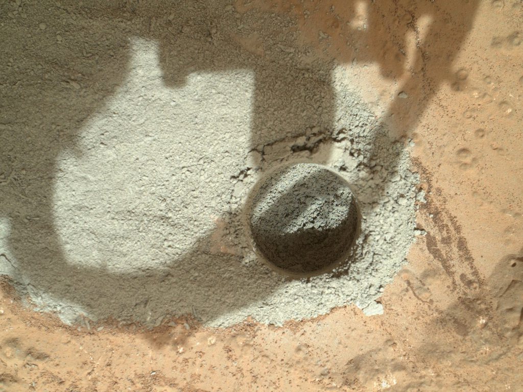 epa03574808 A handout image provided by NASA on 09 February 2013 shows a ring of powdered rock after an activity on 06 February 2013 which is called the "mini drill test" by NASA's Mars rover Curiosity in advance of the rover's first full drilling. Curiosity performed the mini drill test and used its Mars Hand Lens Imager (MAHLI) camera to record this image of the resulting hole and cuttings during the 180th Martian day, or sol, of the rover's work on Mars.  EPA/NASA/JPL-Caltech/MSSS/HANDOUT MANDATORY CREDIT: NASA/JPL-CALTECH/MSSS HANDOUT HANDOUT EDITORIAL USE ONLY
