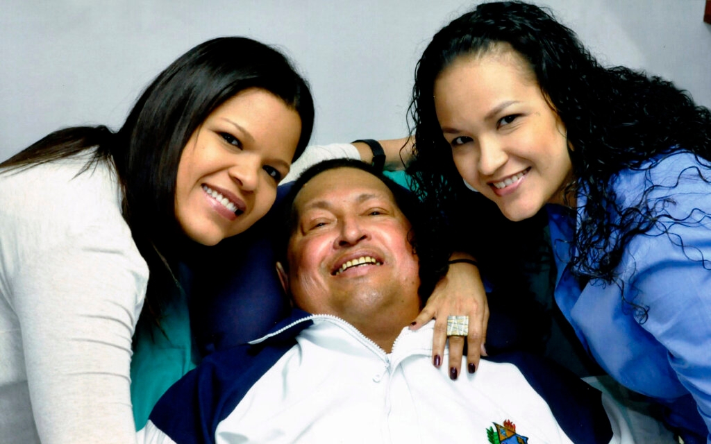 Sur ce cliché pris le 15 février 2013, on voit Hugo Chavez entouré de ses deux filles.