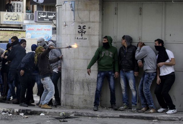 Des Palestiniens se font encerclés lors d'une émeute en Cisjordanie, provoquée par la mort par torture d'un prisonnier. 