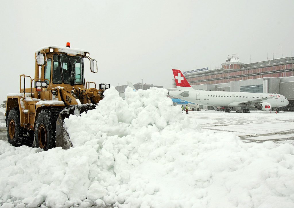 De déneigement en cours retarde l'ouverture de l'aéroport de Genève ce lundi matin. 