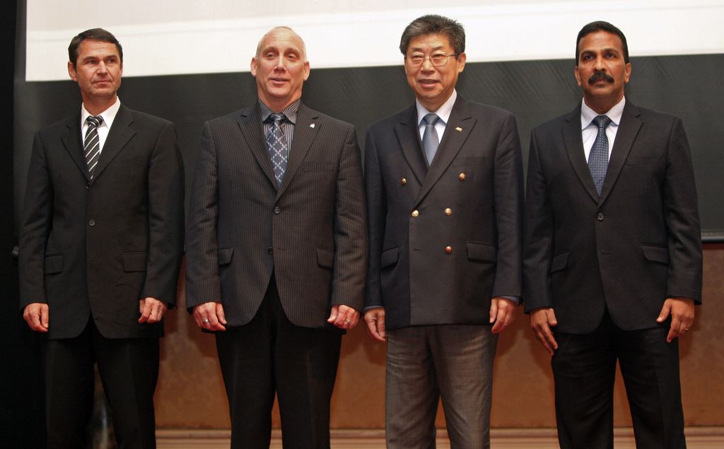 Depuis la gauche: le directeur de la securité de la FIFA Ralf Mutschke, un directeur d'Interpol Dale Sheehan, le président de l'Asian Football Confederation (AFC) Zhang Jilong et le secrétaire général de l'AFC Alex Soosay.