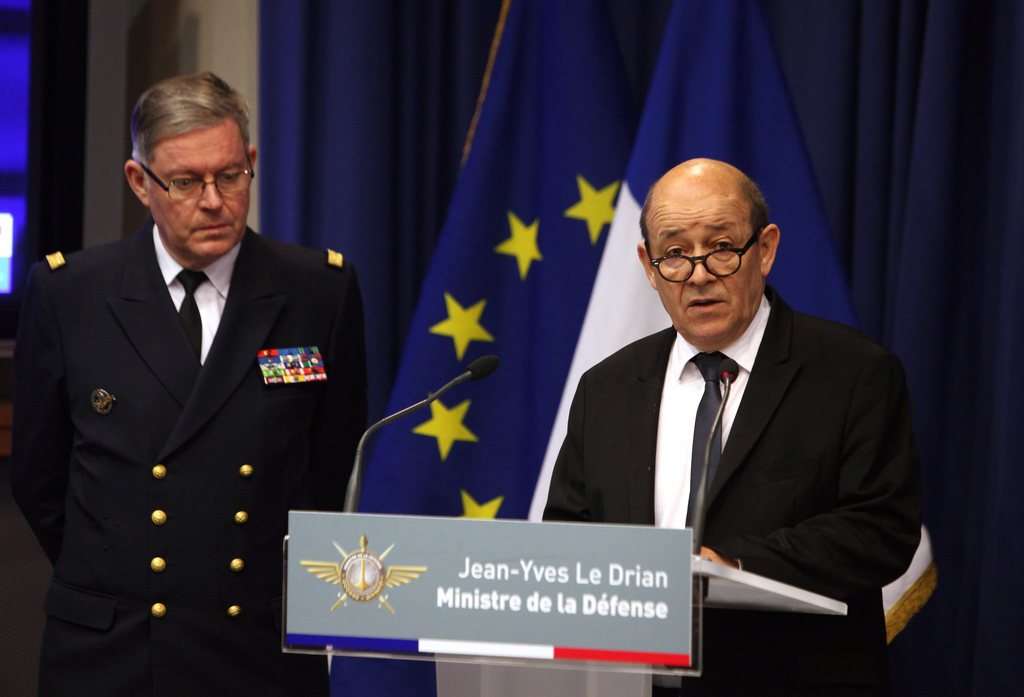 Un pilote de l'armée de l'air française a trouvé la mort dans l'intervention des forces françaises vendredi au Mali, a annoncé samedi le ministre français de la Défense Jean-Yves le Drian (droite, en compagnie du chef de l'administration militaire Edouard Guillaud.