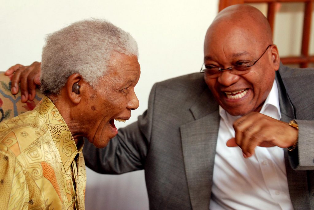Après avoir été hospitalisé durant 18 jours, l'ex-président sud-africain Nelson Mandela. 94 ans,(gauche) s'est entretenu avec l'actuel président Jacob Zuma, avec qui ils ont parlé foot.