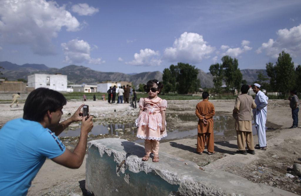 Un Pakistanais prend sa fille en photo devant les ruines du complexe dans lequel Oussama Ben Laden a passé ses derniers jours. 