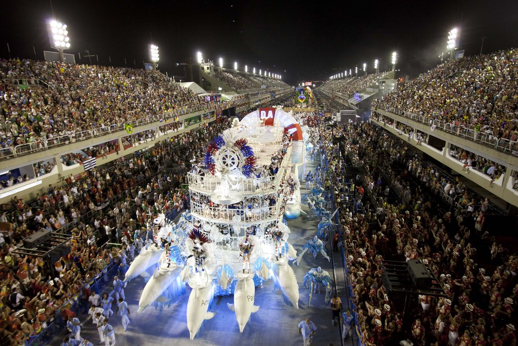 La compétition des écoles de samba se déroule devant un public de 72'500 privilégiés sur le sambodrome à Rio.
