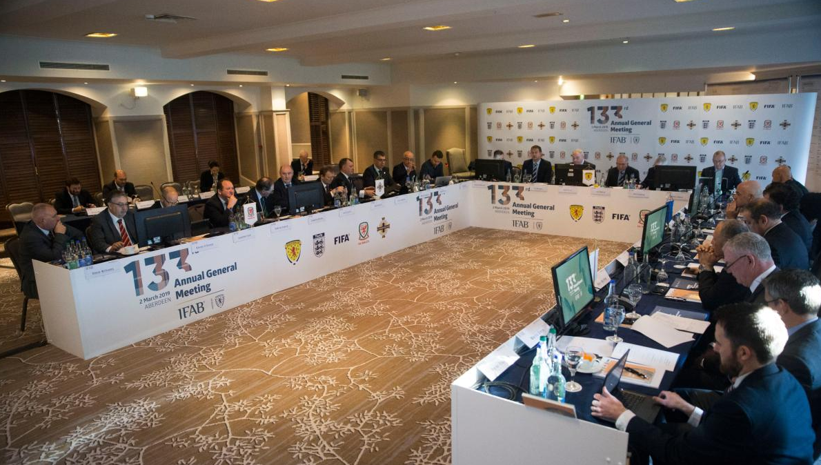 Le Board, composé de représentants de la FIFA et des quatre Fédérations britanniques pionnières du football, a modifié plusieurs points de règlement lors de sa réunion annuelle à Aberdeen.