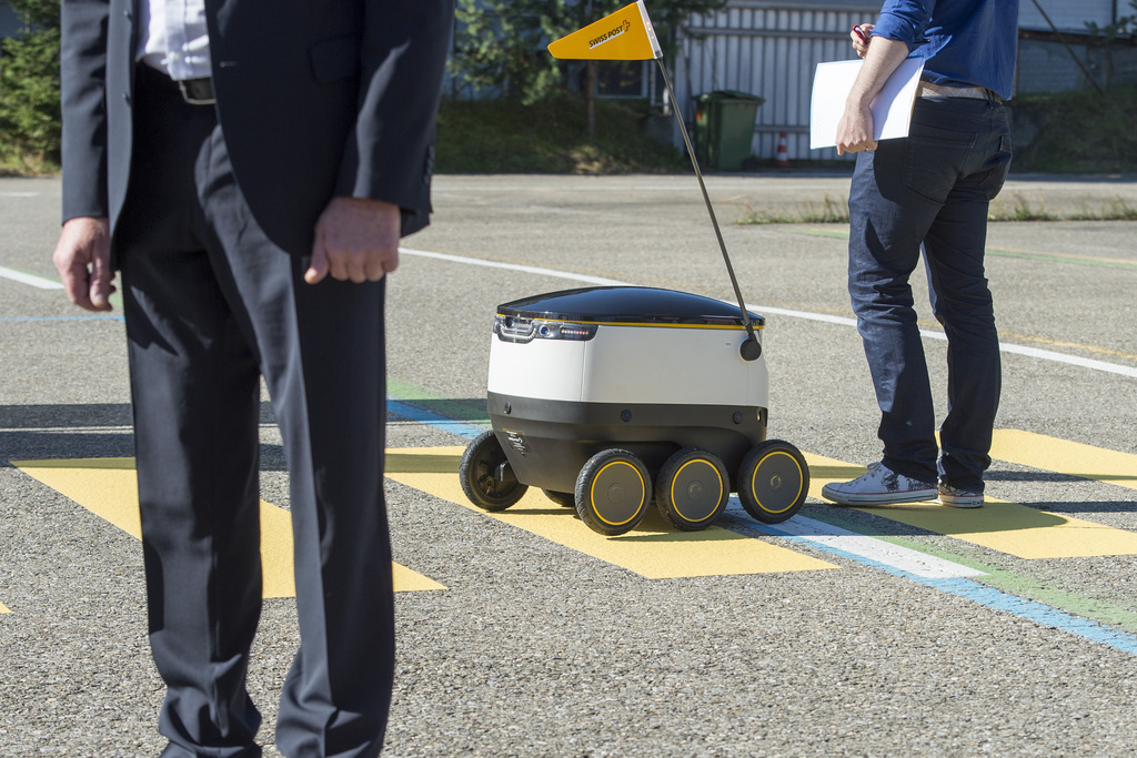 A l'origine La Poste espérait que ses robots à six roues pourraient livrer officiellement leurs premiers colis cette année. 