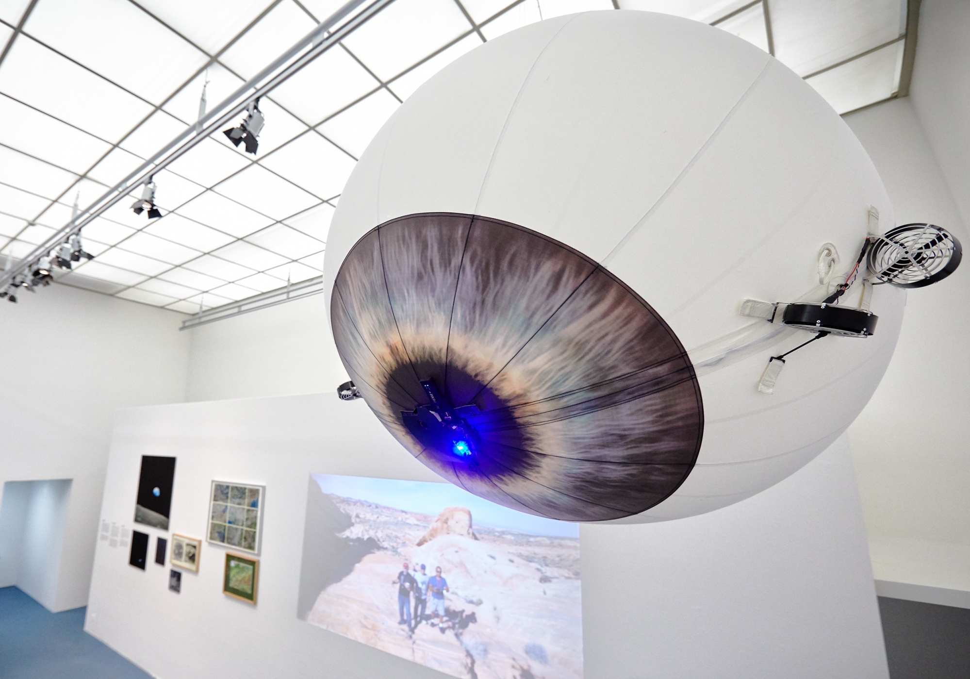 L'exposition jette un regard sur l'histoire de la photographie aérienne suisse et propose également des activités interactives.