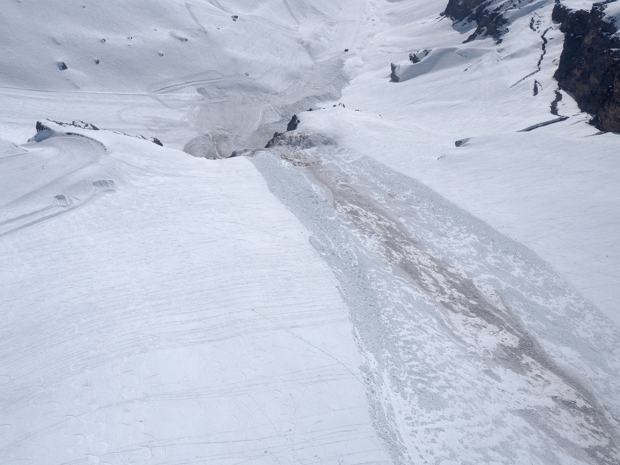 HANDOUT - A general view of the avalanche site in the ski resort of Crans-Montana, Switzerland, Wednesday, February 20, 2019. Several skiers were swept away by an avalanche yesterday that occurred on the ski slope ''Kandahar'' in Crans-Montana. A ski patroller has died from injuries. (Kantonspolizei Wallis) *** NO SALES, DARF NUR MIT VOLLSTAENDIGER QUELLENANGABE VERWENDET WERDEN *** SWITZERLAND AVALANCHE CRANS-MONTANA