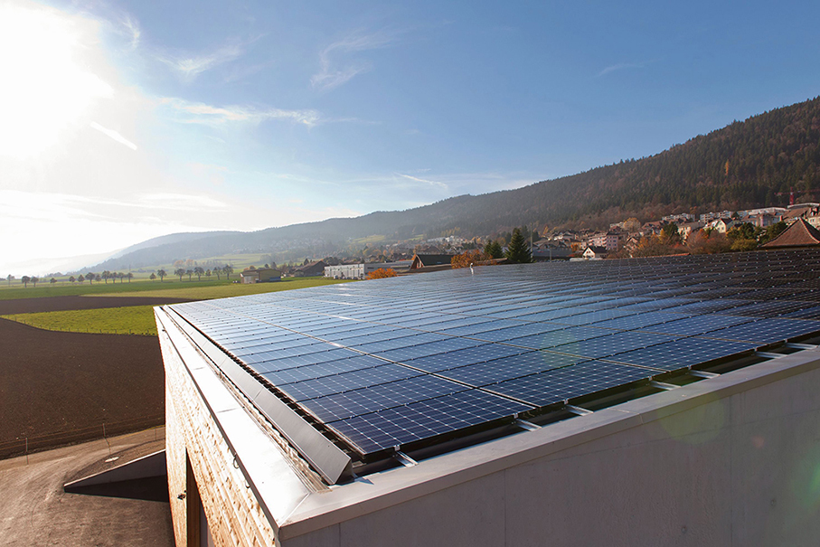 Des cellules photovoltaïques recouvrent l’ensemble du toit de Vivaldis, chauffage à distance inauguré au Val-de-Ruz en 2015.