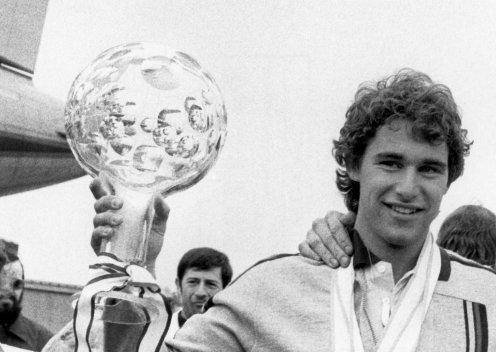 Japon, 1979: Peter Lüscher brandit fièrement la Coupe du monde de ski alpin. Il est le premier Suisse à la remporter. 