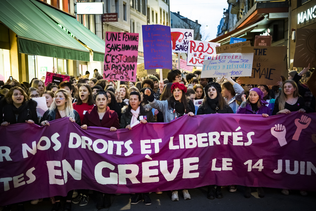 Des femmes et des hommes ont manifesté lors de la Journée des droits des femmes ce vendredi à Lausanne.