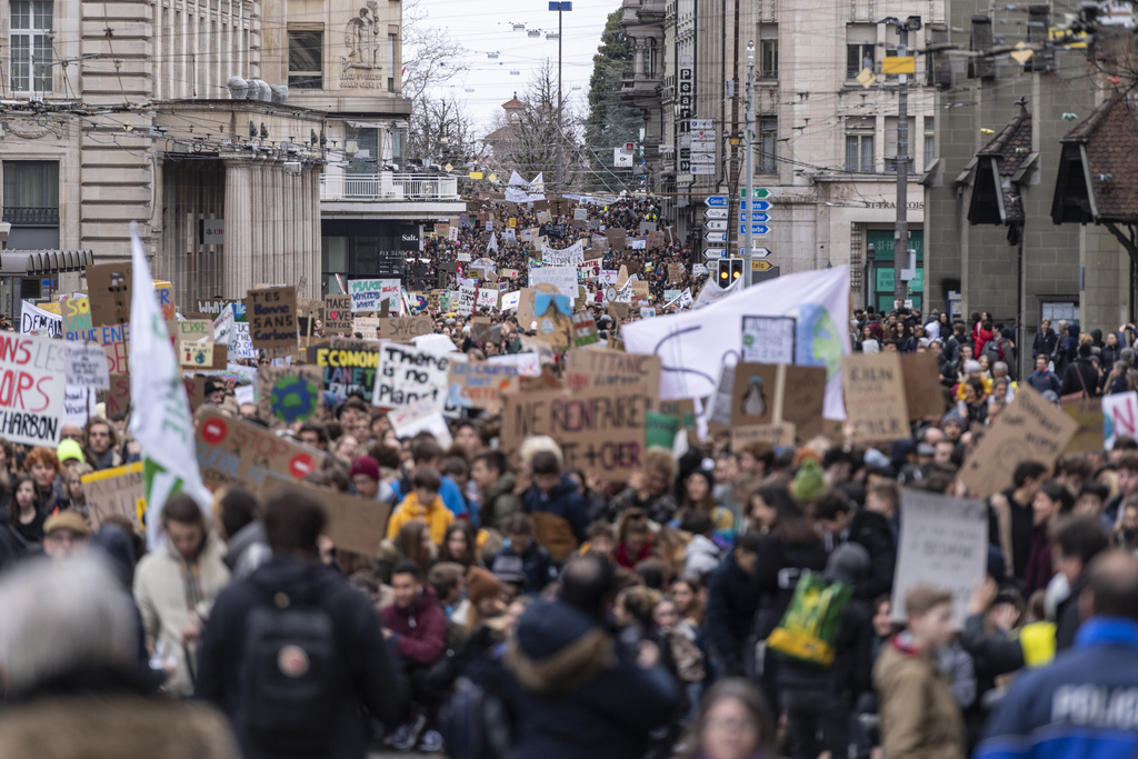 10'000 jeunes ont sillonné les rues de Lausanne vendredi en faveur du climat.