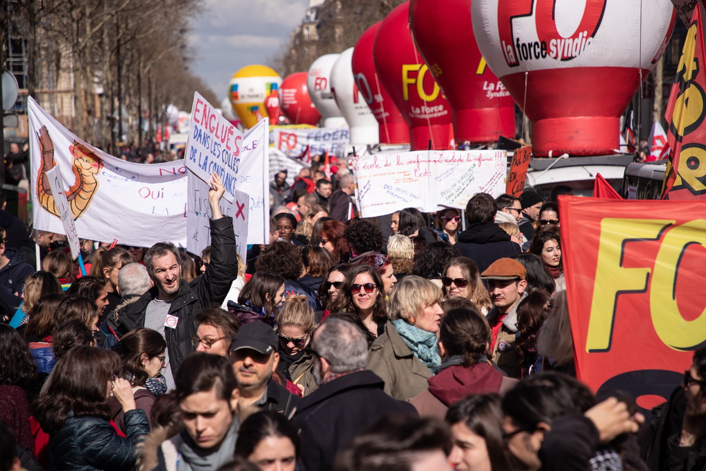 Des manifestants syndicalistes de la FO et de la CGT ont défilé dans le calme aujourd'hui en France. 