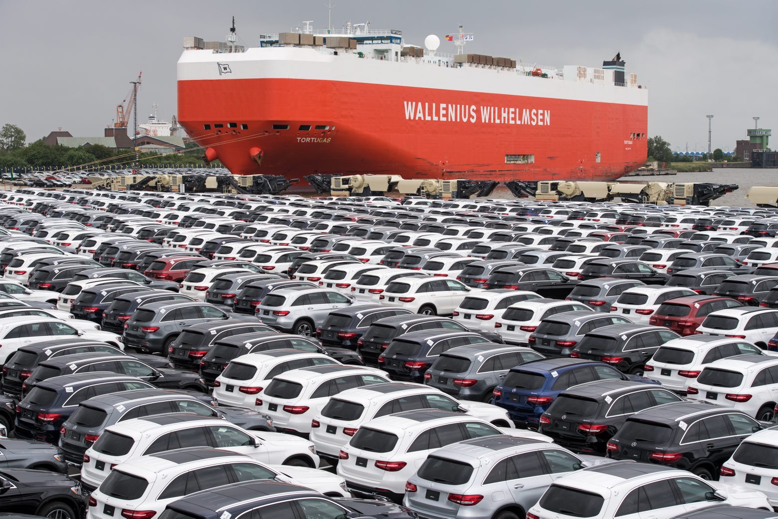 ARCHIV - 12.06.2017, Bremen, Bremerhaven: Neuwagen von Mercedes-Benz stehen am auf einem Autoterminal zur Verschiffung bereit. Der weltweite Handelsstreit um die Sonderzölle von Präsident Trump auf Importe in die USA eskaliert weiter. (zu dpa «Trump schlägt im Handelsstreit auf EU ein: So schlimm wie China» vom 01.07.2018) Foto: Ingo Wagner/dpa +++ dpa-Bildfunk +++ (KEYSTONE/DPA/Ingo Wagner) DEUTSCHLAND MERCEDES-BENZ - EXPORT