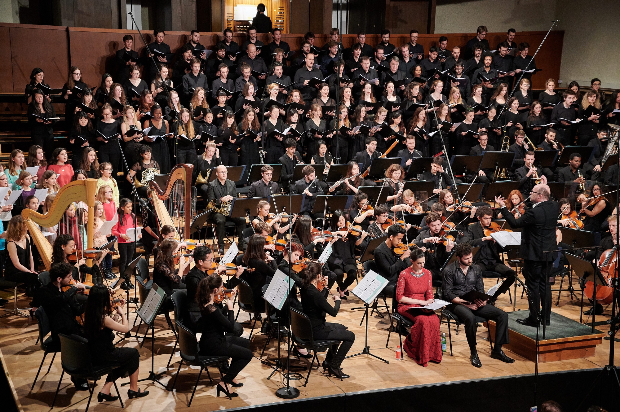 Près de 200 musiciens ont interprété pour la première fois au temple du Bas l’oratorio «La moisson de feu», de Samuel Ducommun, vendredi soir.