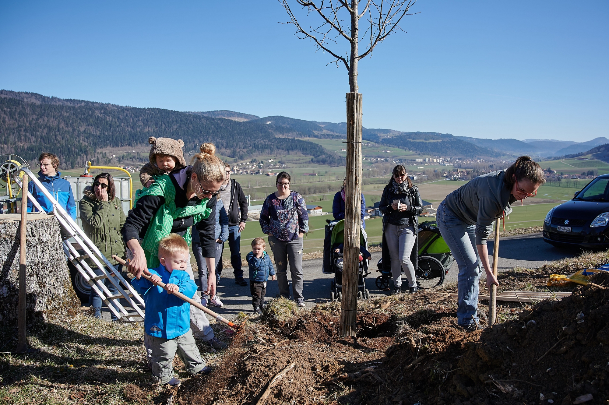 Des arbres ont été plantés à Fleurier pour fêter les nouveaux-nés de la commune.