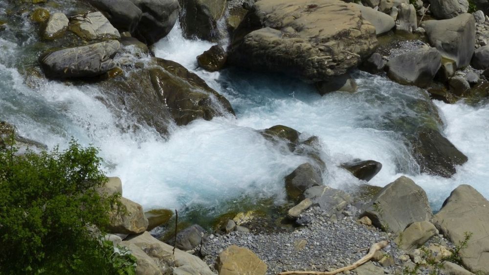 20% de l'eau potable suisse provient des lacs et des fleuves, 40% de sources et 40% d'eaux souterraines.