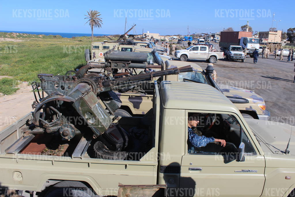 Des véhicules et des militants, qui appartiendraient à la milice de Misrata, se sont rassemblés pour rejoindre les forces de Tripoli.