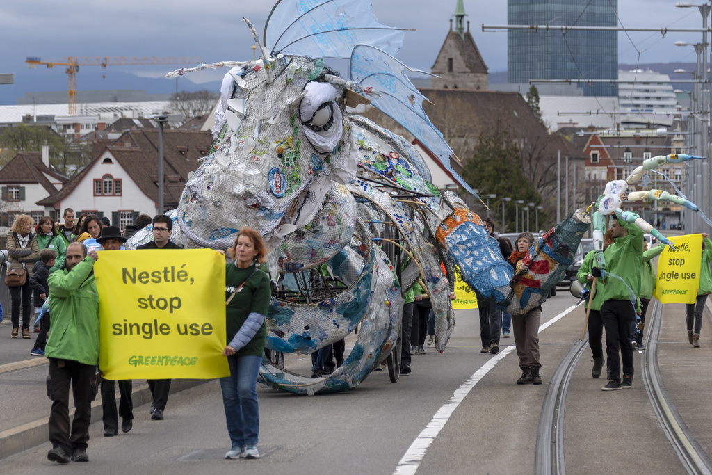 Des activistes de Greenpeace ont déjà manifesté contre l'utilisation de plastique de Nestlé dimanche passé à Bâle.