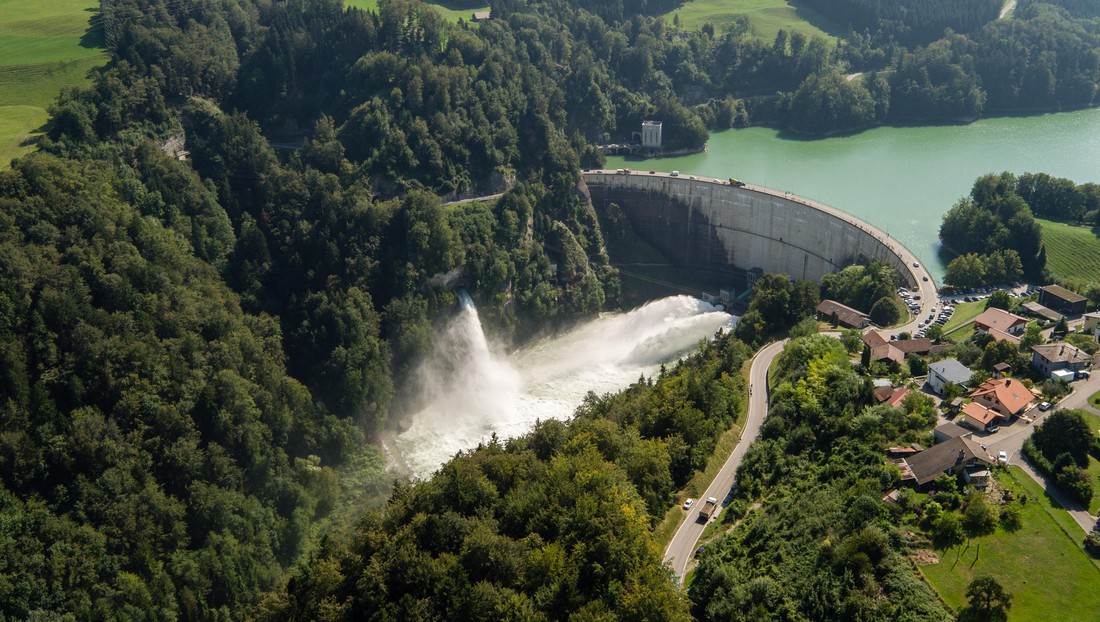 Des chercheurs de l'EPFL, en collaboration avec d'autres instituts, ont aménagé des dépôts de sédiments dans la Sarine, en aval du barrage de Rossens.
