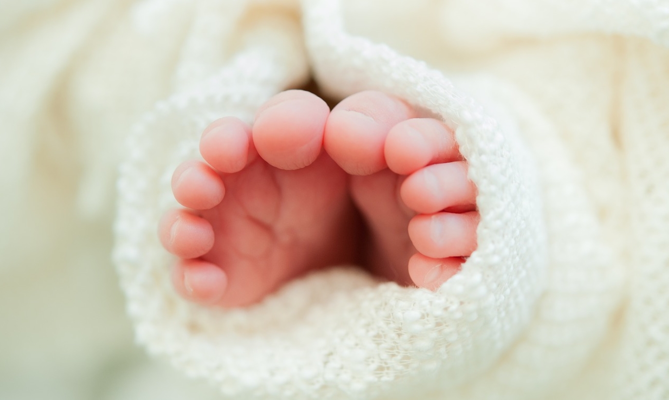 Le premier bébé, prématuré, est né deux mois avant son frère jumeau.