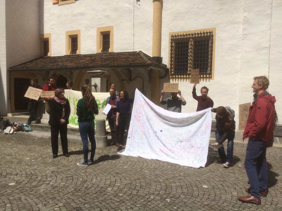 Des grévistes pour le climat ont déposé une nouvelle motion populaire au château de Neuchâtel.
