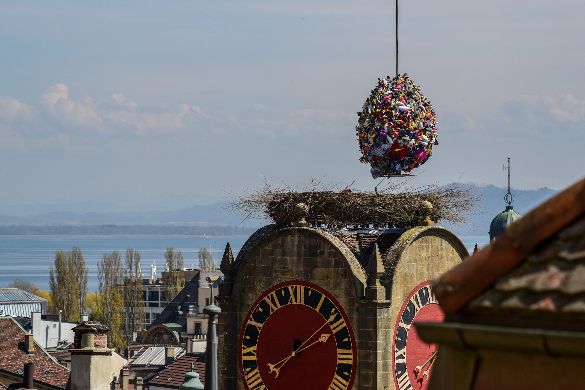 L'oeuf géant de Mandril au moment de sa pose, par hélicoptère, au sommet de la tour de Diesse, à Neuchâtel.