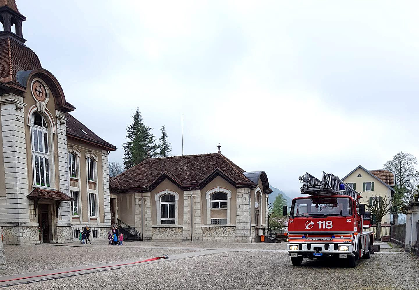 Le camion de pompier devant le collège de Môtiers, ce mardi matin.