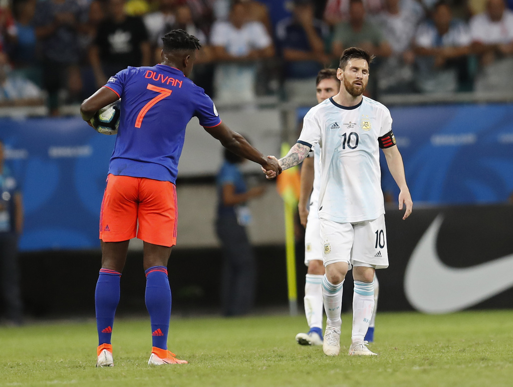 Le joueur de l'Atalanta Duvan Zapata a inscrit le second but de son équipe. La Colombie a gagné 2-0 contre l'Argentine de Lionel Messi, qui n'avait plus perdu leur premier match dans la Copa America depuis 40 ans.