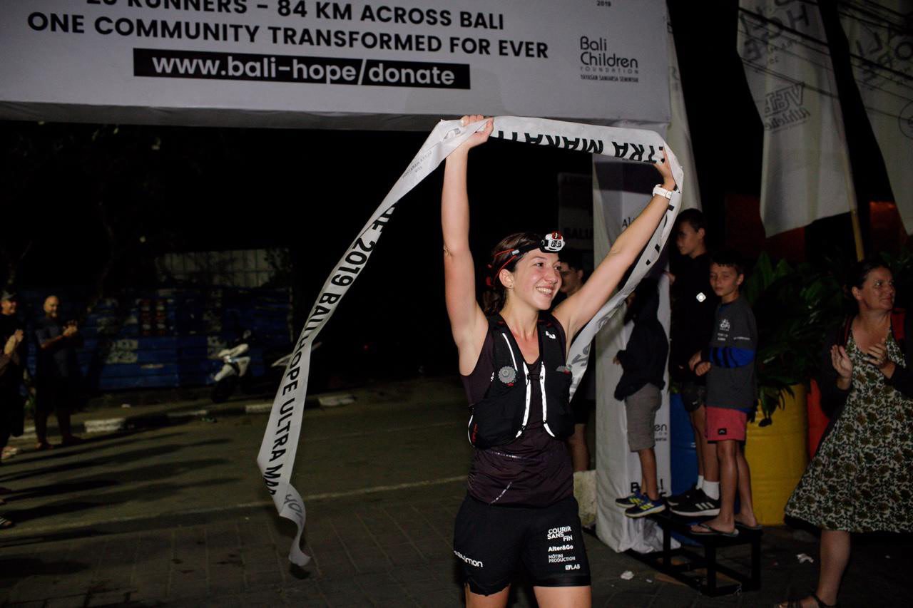 Ariane Wilhem visait entre 10 et 12 heures pour réaliser les 84 km du marathon, à Bali. Elle a fini sa course en 8h45: défi plus que réussi.