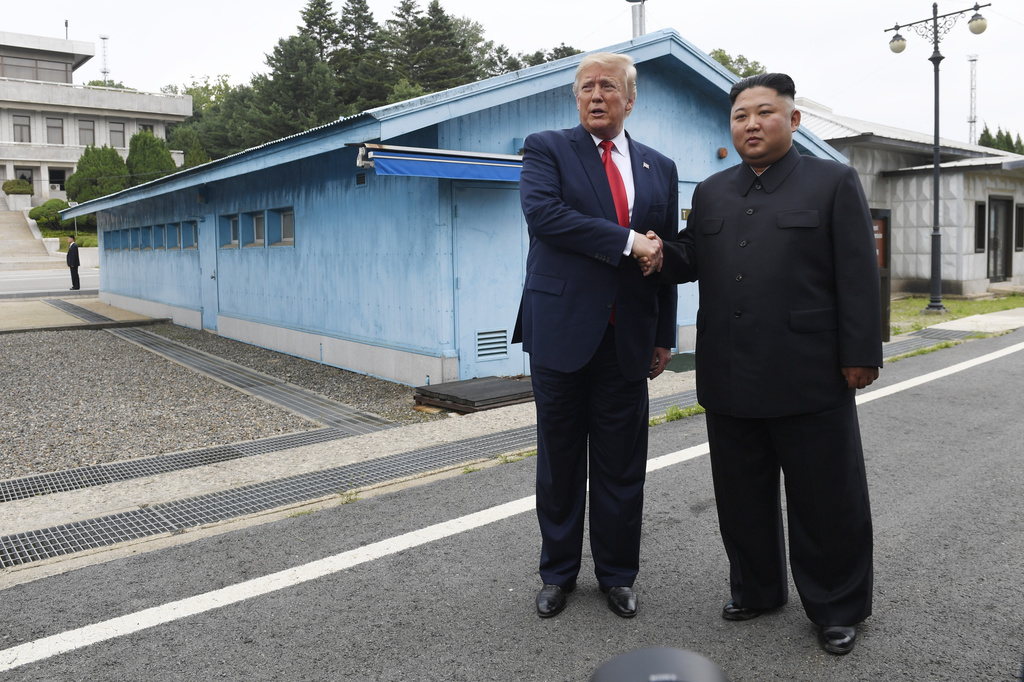 Le président américain Donald Trump est entré à pied en Corée du Nord dimanche.