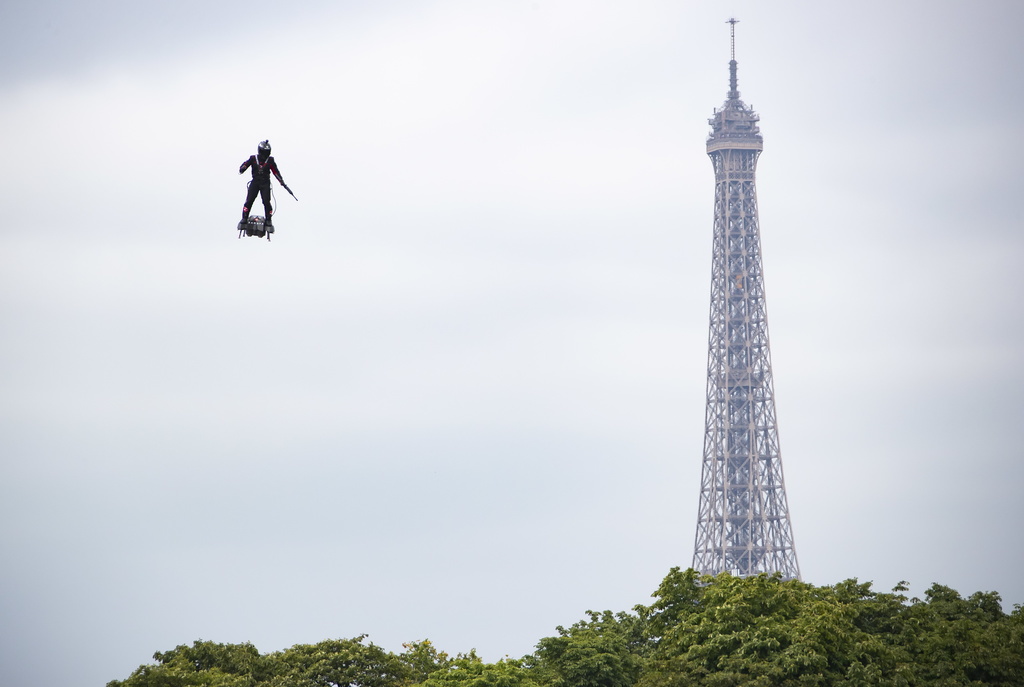Le champion du monde de jet-ski français Franky Zapata a offert un spectacle incroyable au-dessus des Champs-Elysées.