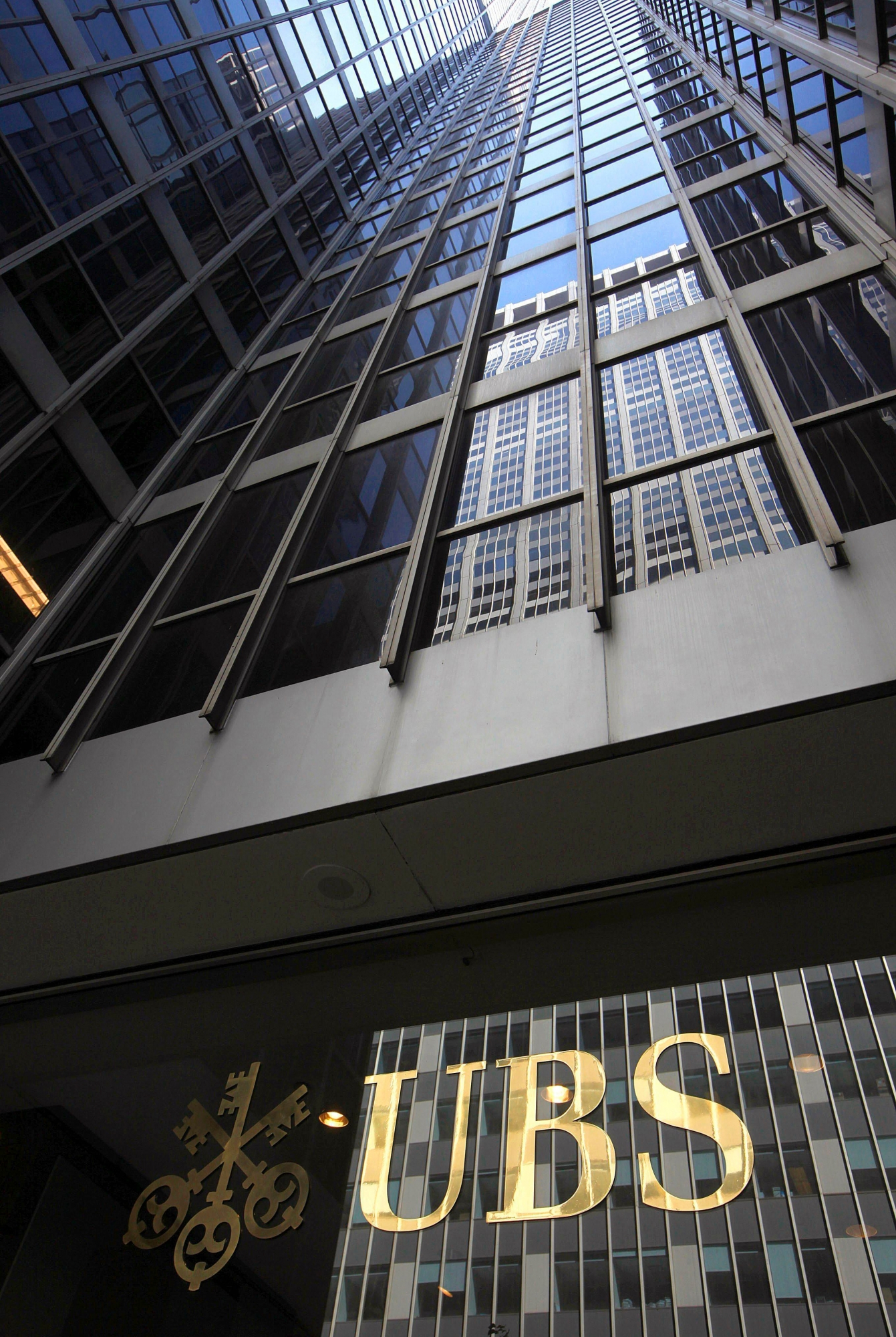 Das Logo der UBS AG auf ihrem Sitz an der 6th Avenue in New York City, USA, aufgenommen am Montag, 13. Juli 2009. Der Zivilprozess gegen die UBS vor dem Bundesbezirksgericht in Florida findet definitiv erst in drei Wochen statt: Der zustaendige Richter Alan Gold hat am Montagmorgen Ortszeit dem gemeinsamen Gesuch der UBS und des US-Justizdepartements stattgegeben, den Prozess auf den 3. August zu verschieben. (KEYSTONE/Martin Ruetschi) USA BANK UBS