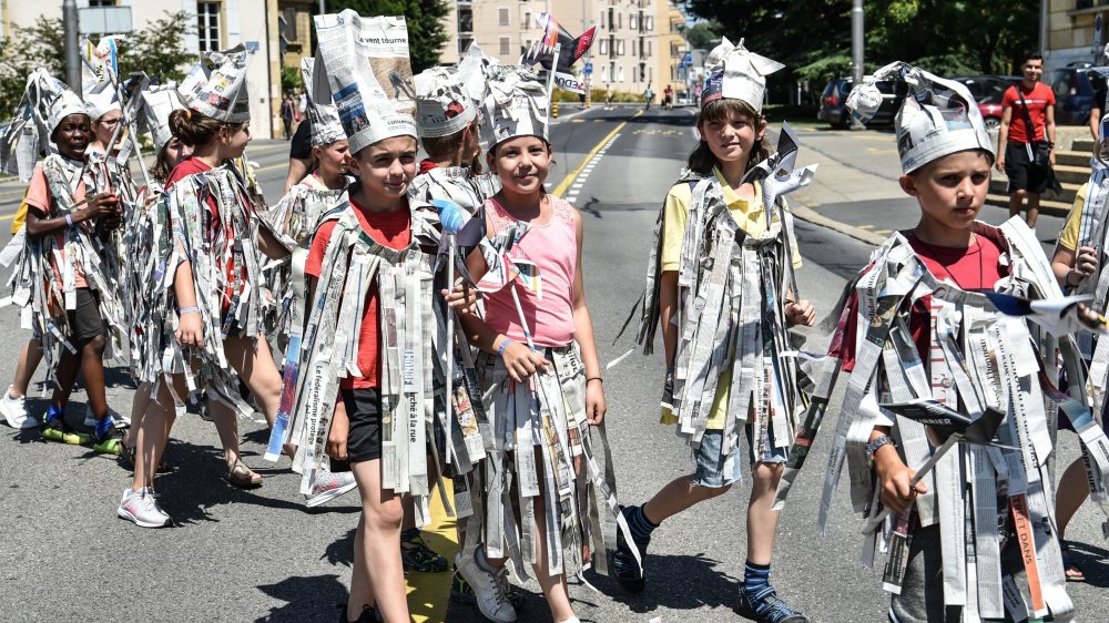 Les enfants ont exhibé leurs costumes "recyclés" lors de la fête de la jeunesse.