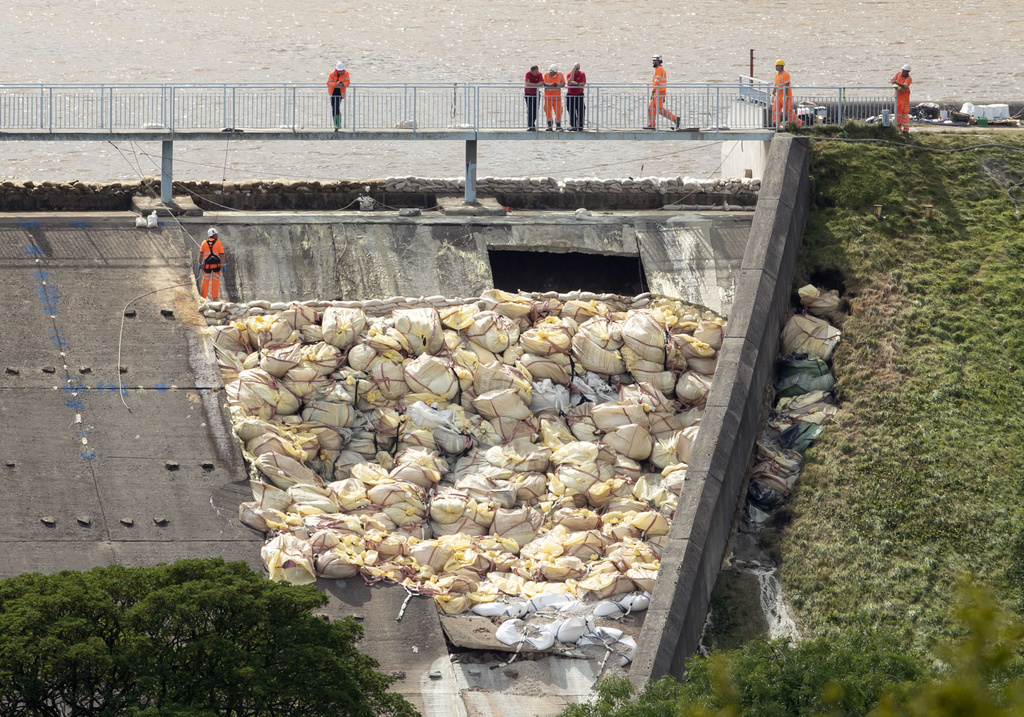 Un hélicoptère a déposé des centaines de sacs d'agrégats de sable et gravier dans la partie endommagée du barrage de Whaley Bridge.