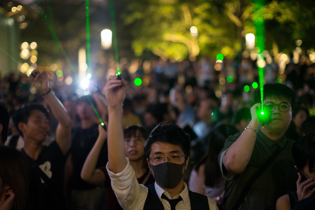 Mercredi, les manifestants hongkongais ont utilisé des pointeurs laser pour endommager les caméras de police.